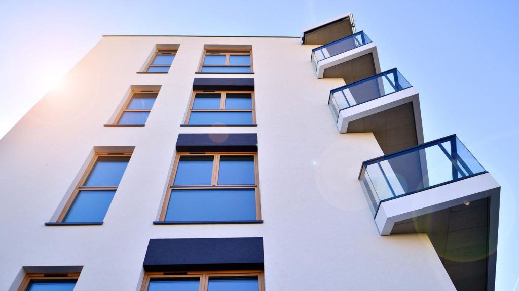 Powszechnie znane ubezpieczenie mieszkania jest standardową formą ochrony, która przeznaczona jest dla właścicieli danej nieruchomości